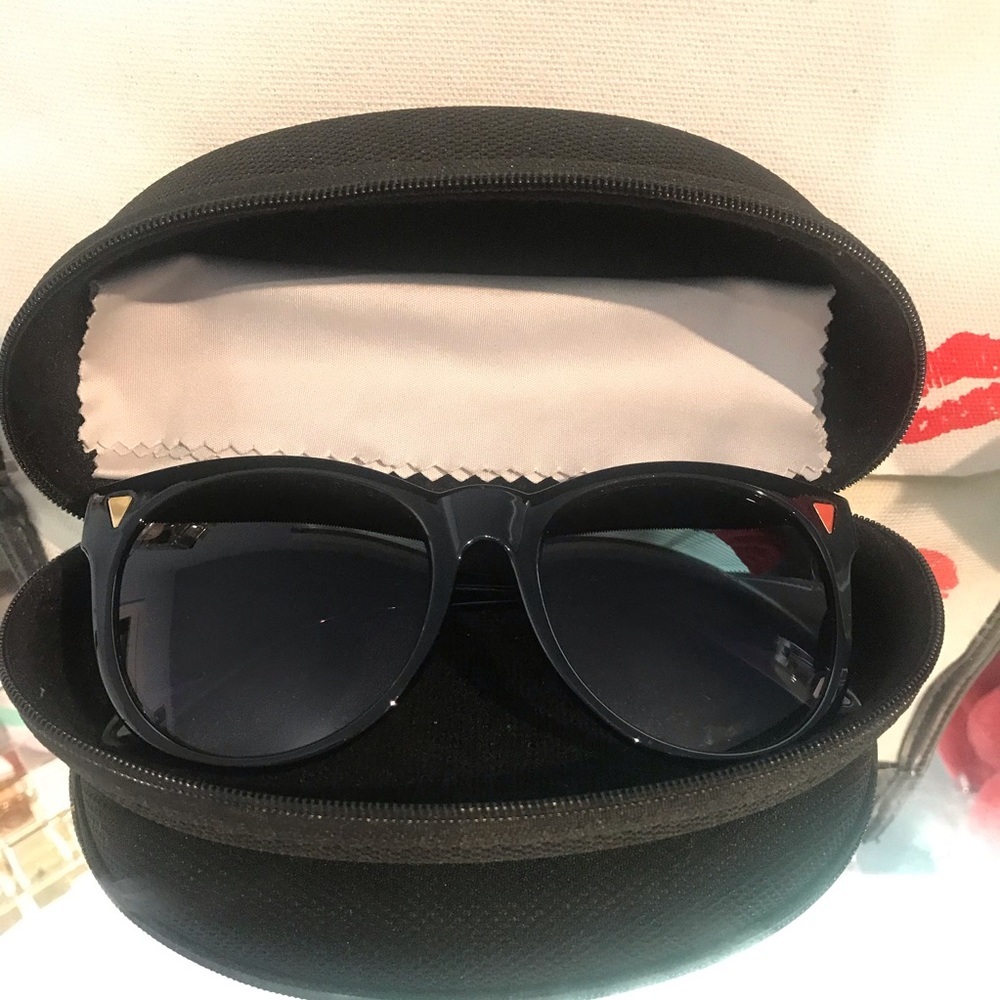 Sunglass‎ with case